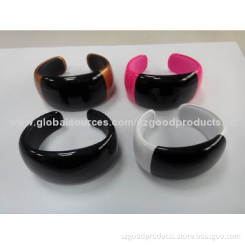 Bluetooth Bracelet with Vibrating Reminder Displays the Caller's Name and Phone Numbers on the OLED